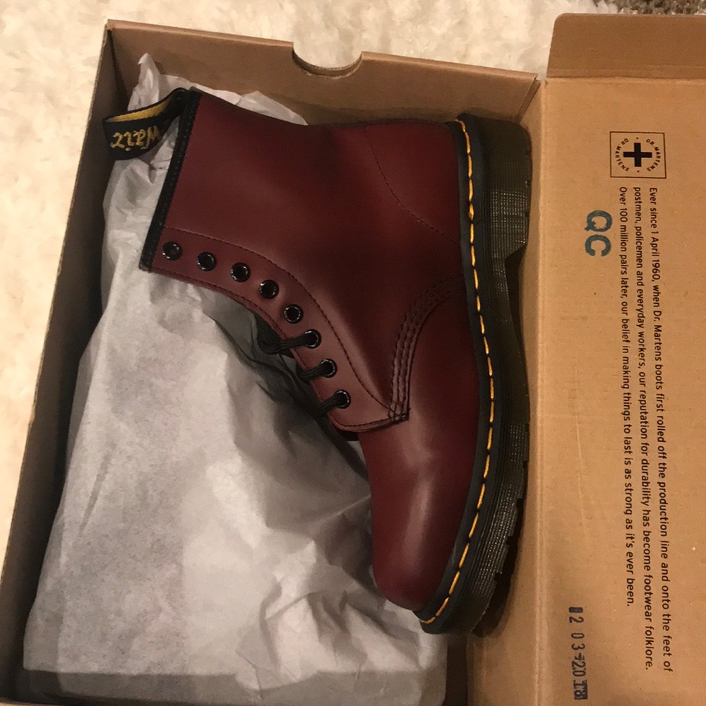 Final Sale NWT Dr Martens 1460 8 eye Boots - Picture 4 of 5